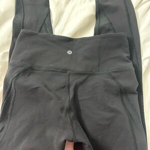 Lululemon black leggings designed for a flattering, sculpting fit size 6